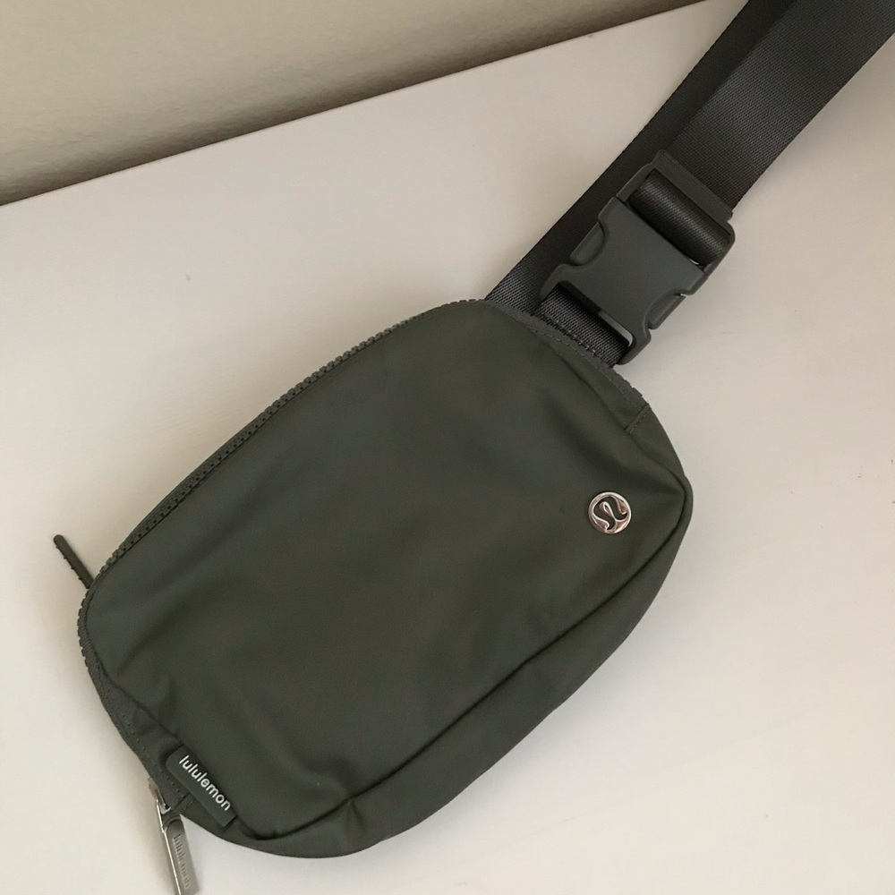 Lululemon everywhere belt bag 1L green, like new